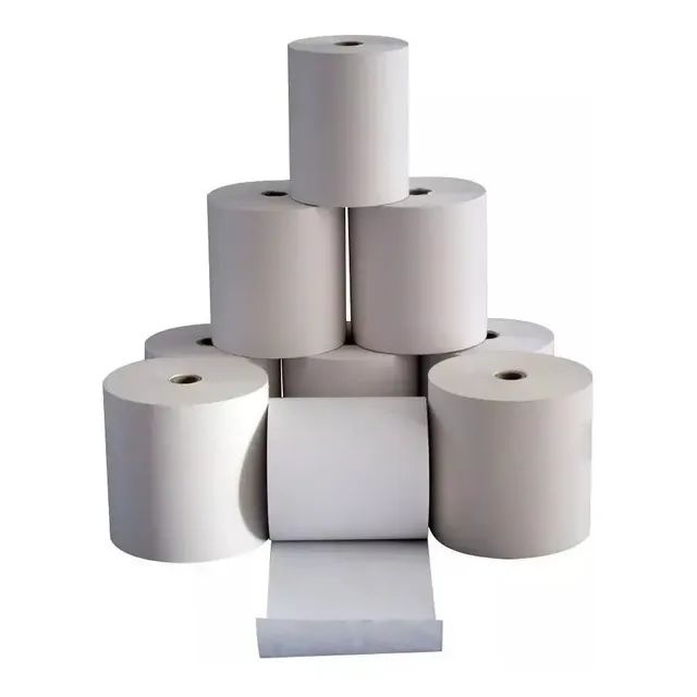 Rollos de papel térmico blancos apilados sobre fondo blanco