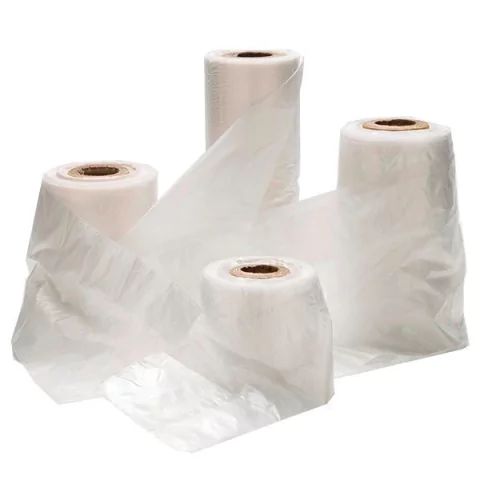 Rollos de bolsas de arranque de polietileno transparente sobre fondo blanco