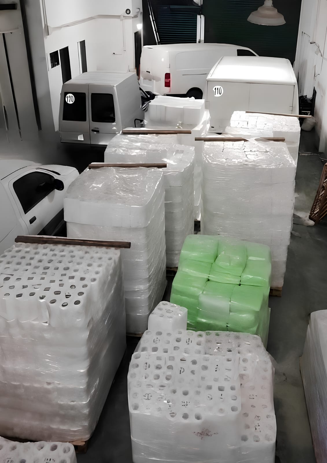 Depósito comercial ordenado con stock de bolsas de polietileno y rollos de film