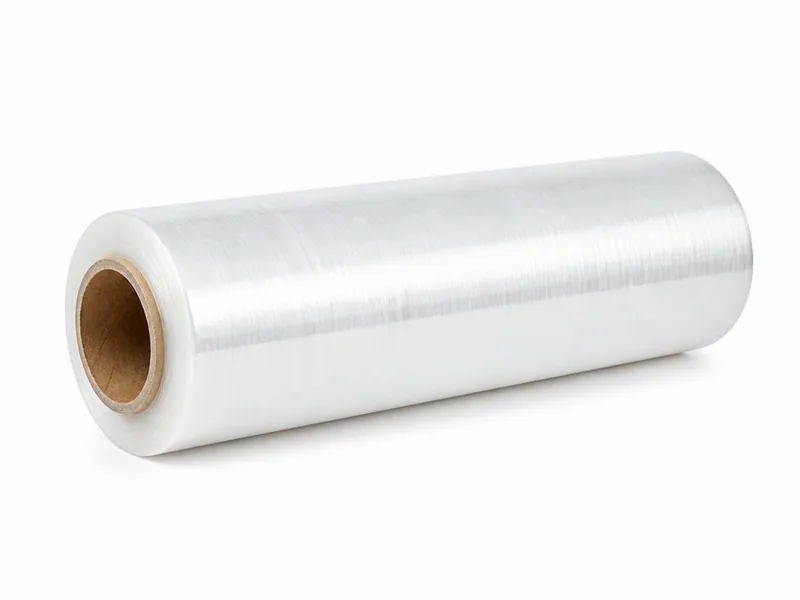 Rollo de film transparente de polietileno para embalaje sobre fondo blanco